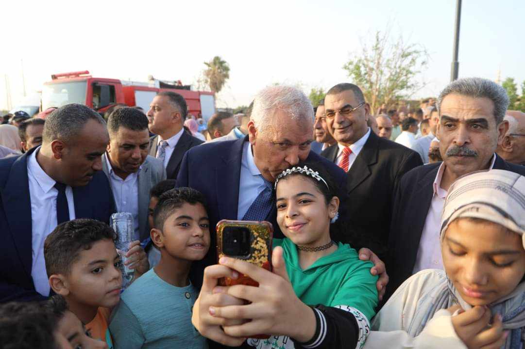 الأطفال يلتقوطن صورا مع محافظ الوادي الجديد