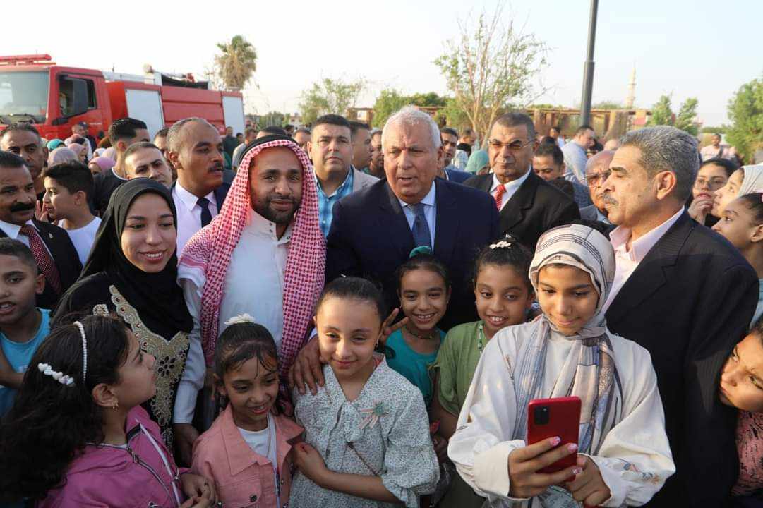 محافظ الوادي الجديد يتلقط الصور مع المواطنين