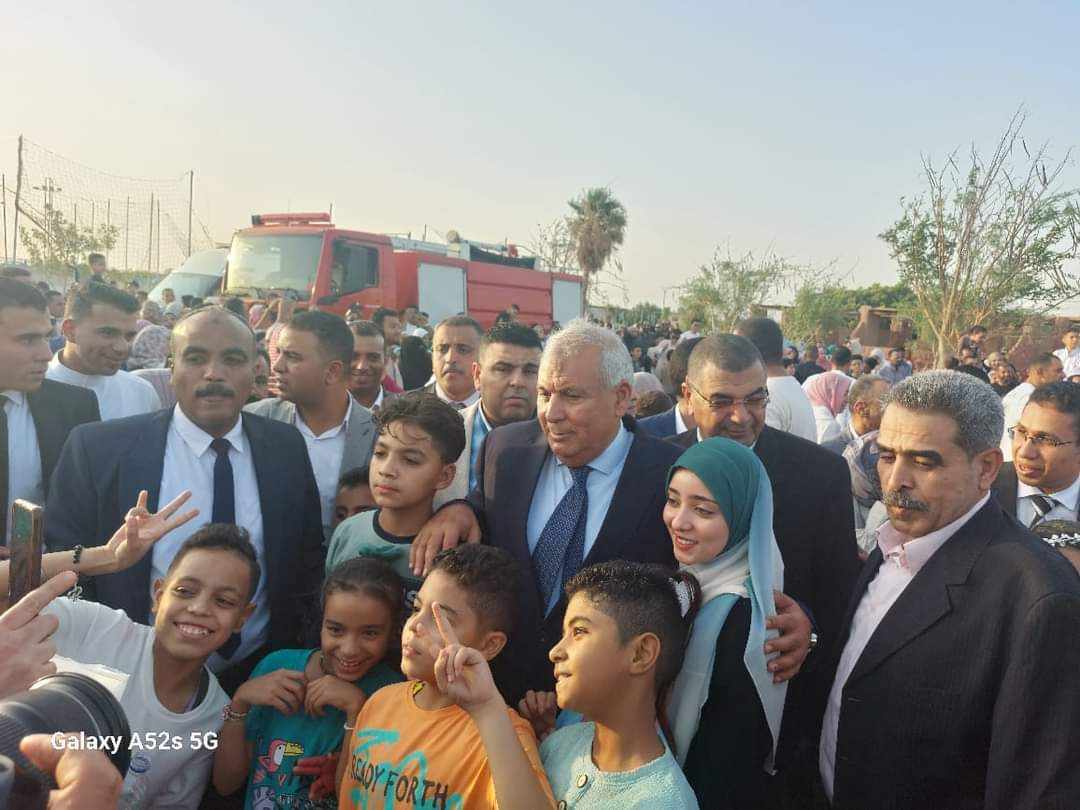محافظ الوادي الجديد يؤدي صلاة عيد الأضحى المبارك بساحة ٣٠ يونيو بالخارجة