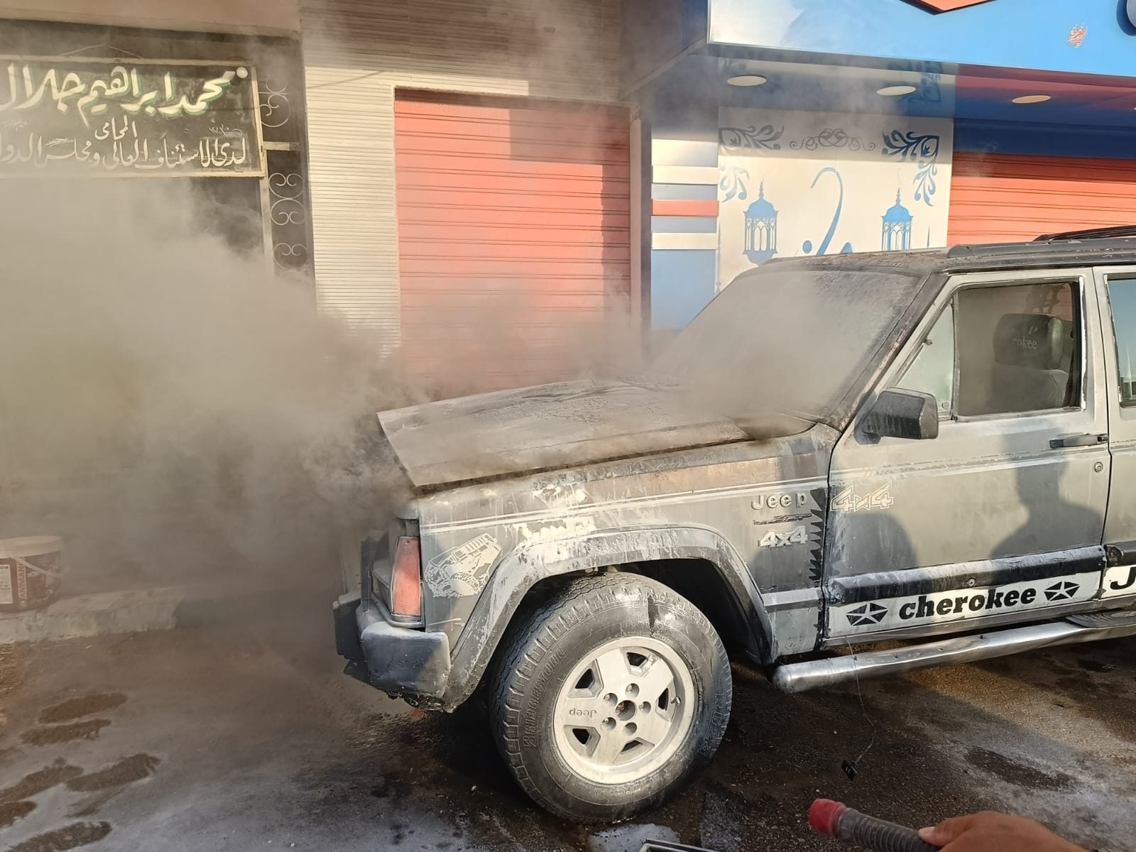 تفحم سيارة ملاكي بمنطقة مصنع اللبن في مدينة الخارجة (3)
