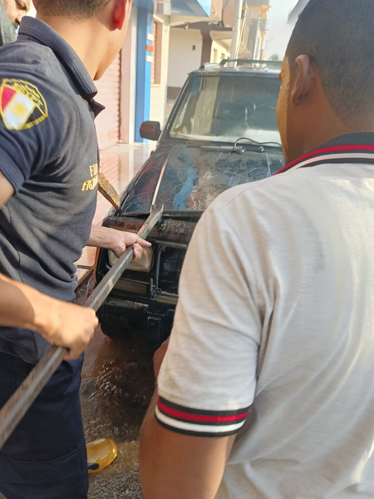 تفحم سيارة ملاكي بمنطقة مصنع اللبن في مدينة الخارجة (4)