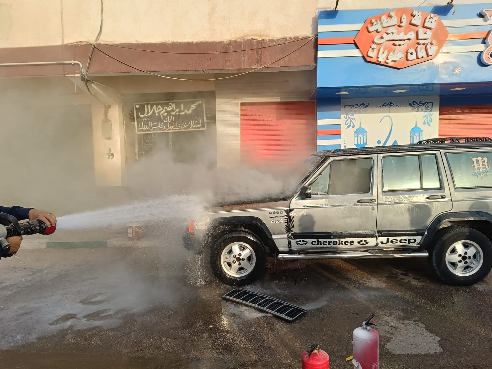 تفحم سيارة ملاكي بمنطقة مصنع اللبن في مدينة الخارجة (5)