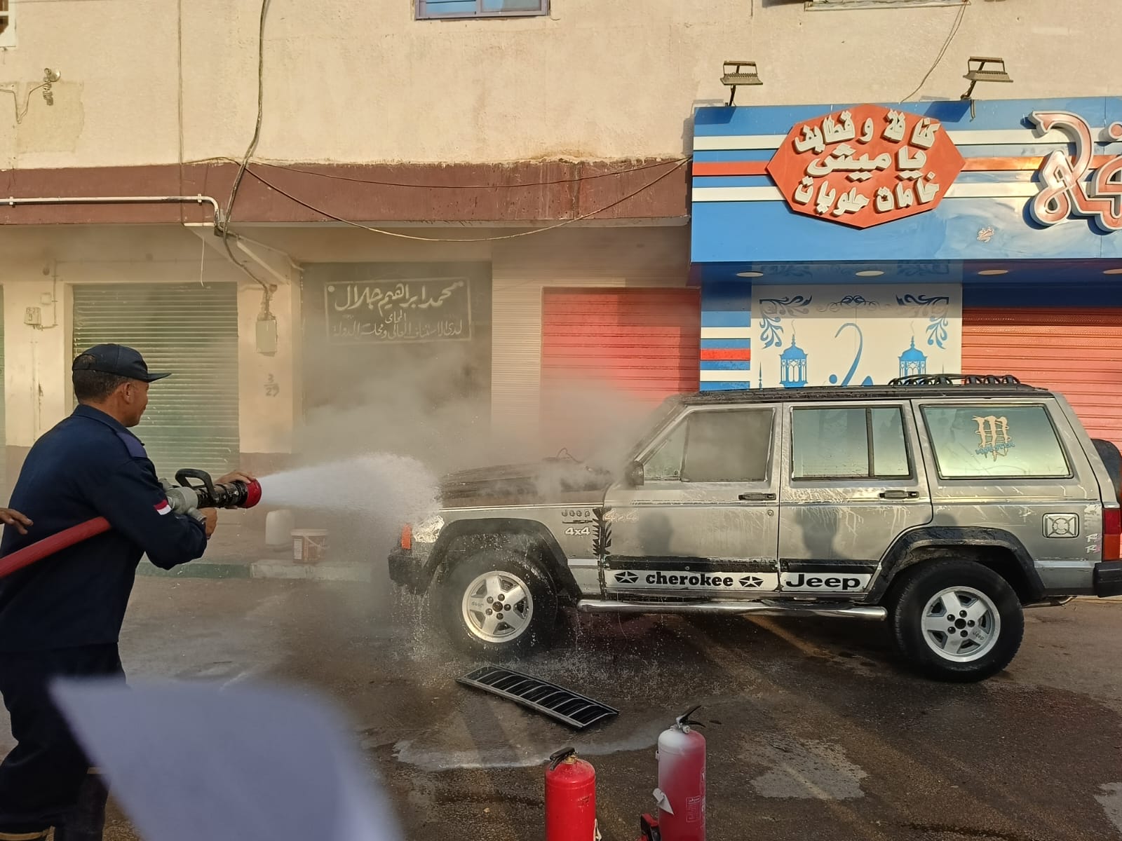 تفحم سيارة ملاكي بمنطقة مصنع اللبن في مدينة الخارجة (8)
