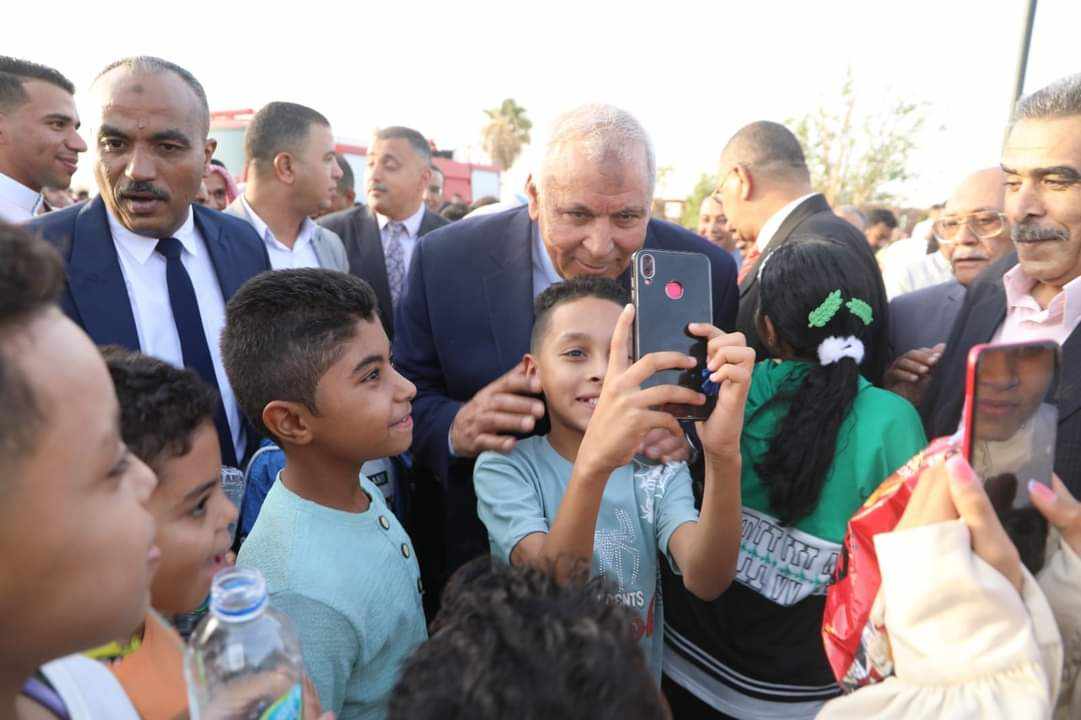 الاطفال يتلقطون الصور مع محافظ الوادي الجديد