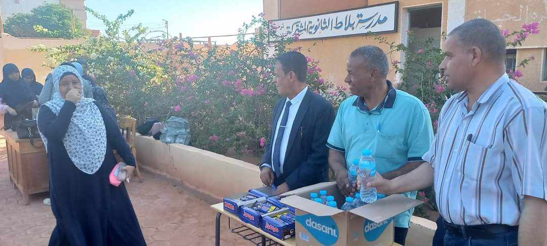 الوادي الجديد توزع مياه مثلجة وعصائر على طلاب الثانوية العامة