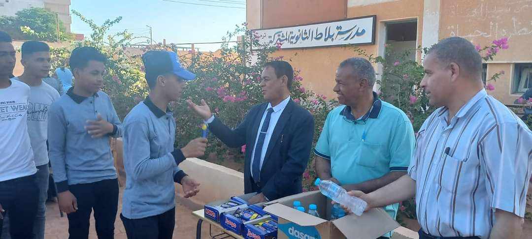 توزيع بسكويت ومياع على طلاب الثانوية بالوادي