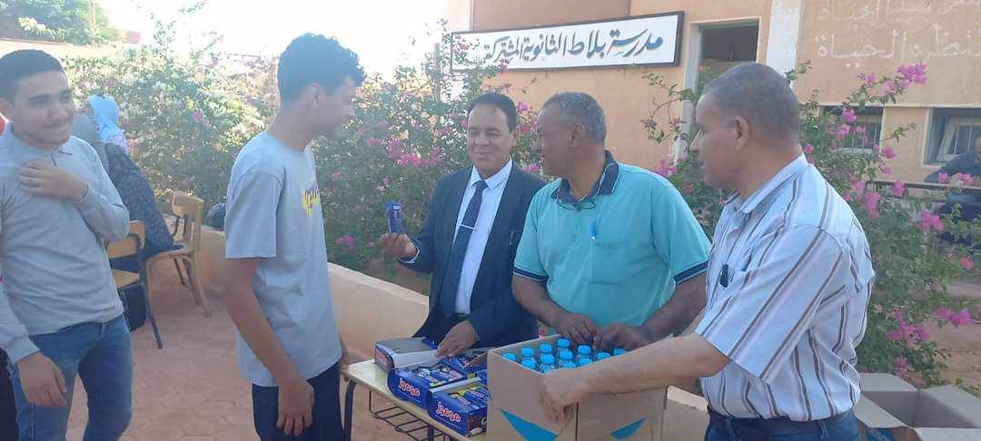توزيع عصائر ومثلجات على طلاب الوادي الجديد