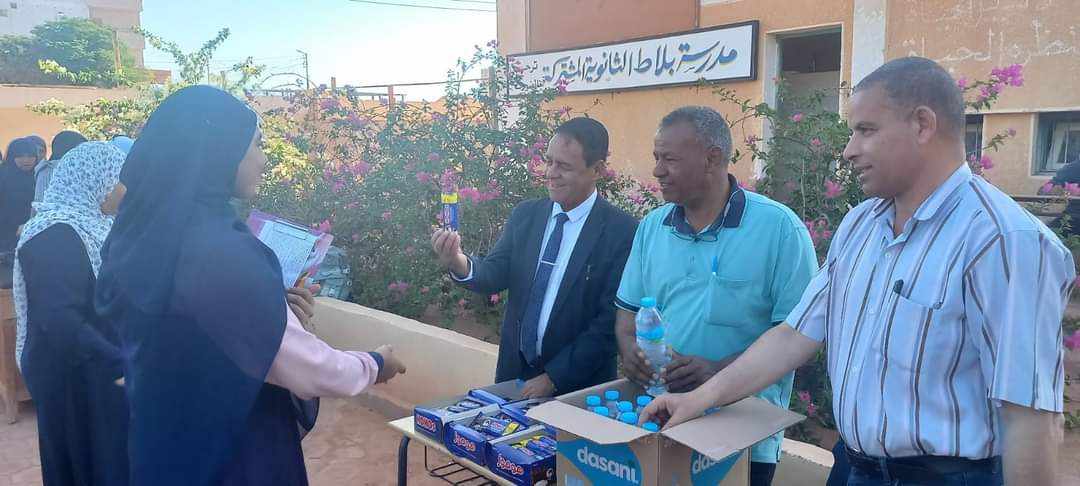 حلويات وعصائر لطلاب الثانوية العامة بالواددي الجديد
