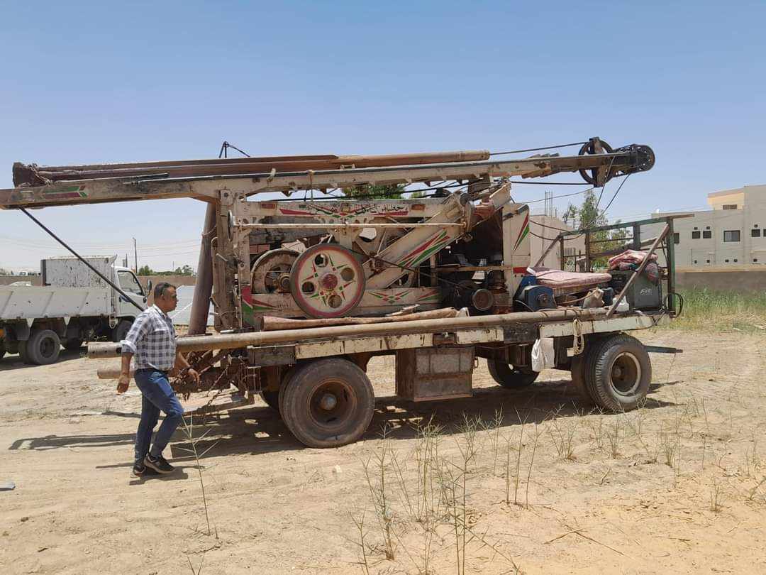 ضبط حفار آبار جوفية مخالف بأراضي مملوكة للدولة في الوادي الجديد (1)