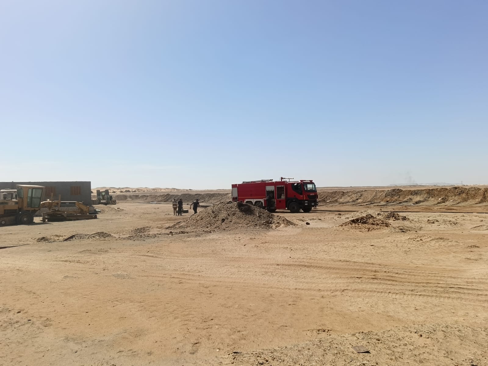 تفحم معدات ولوادر محطة خلاطة شركة الرصف الحكومية في حريق بالوادي الجديد (1)