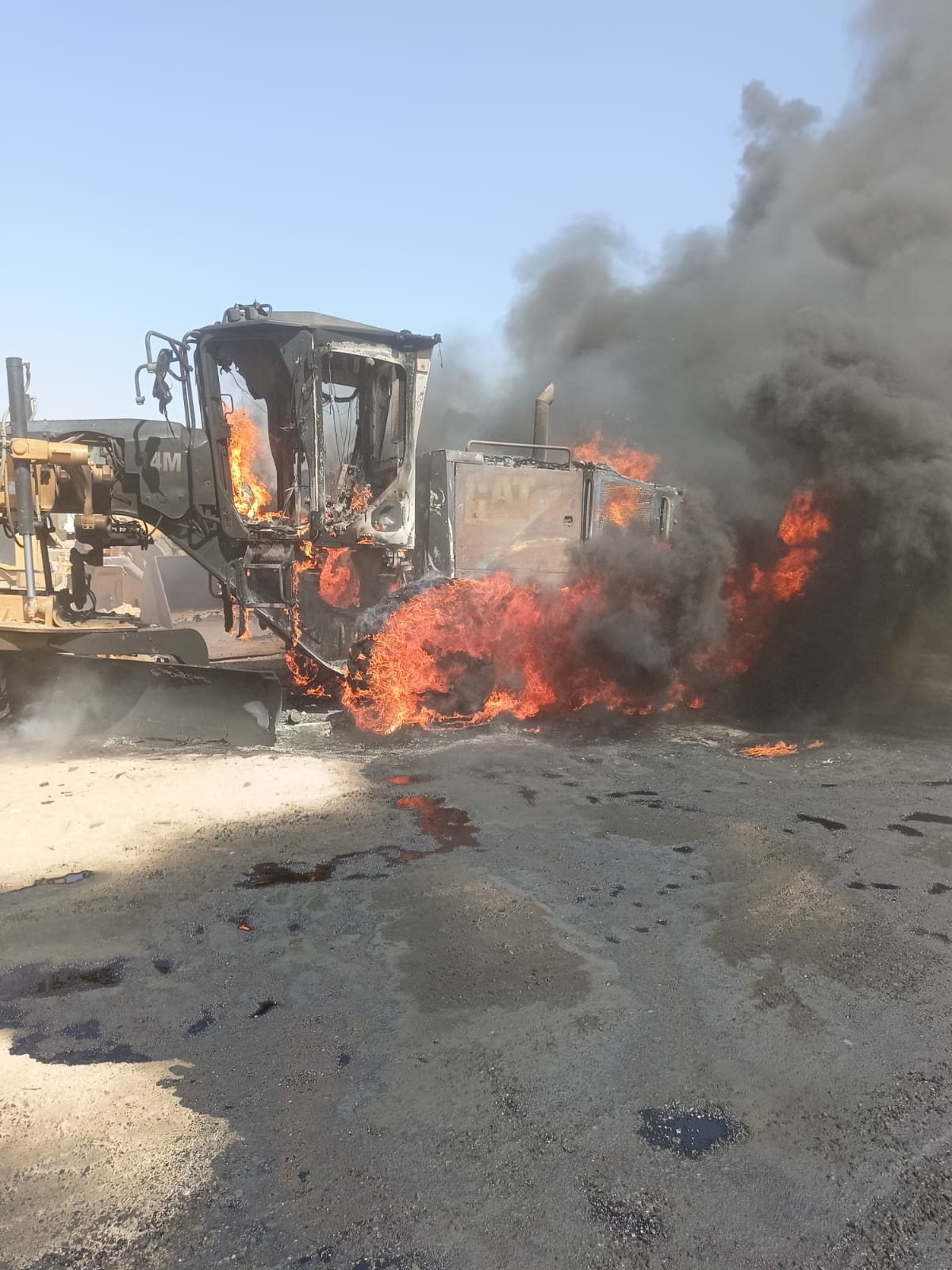 تفحم معدات ولوادر محطة خلاطة شركة الرصف الحكومية في حريق بالوادي الجديد (7)