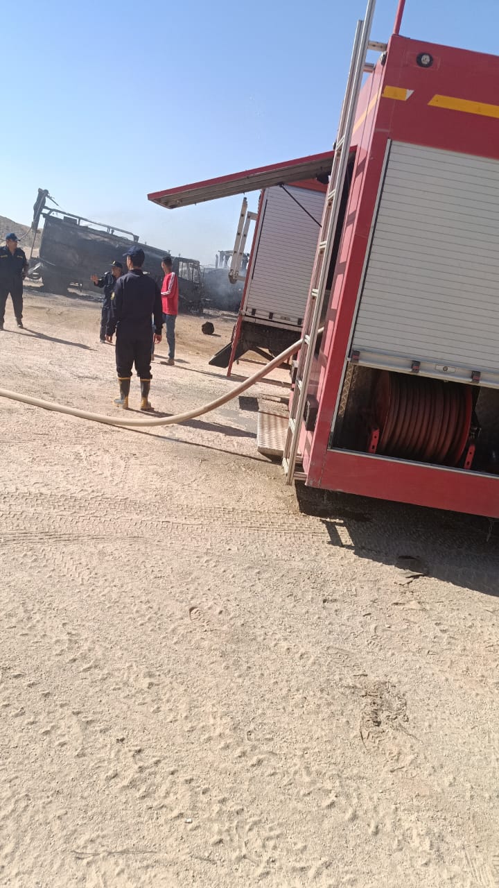 سيارات الغطفاء بحريق خلاطة الأسفلت بالوادي الجديد (3)