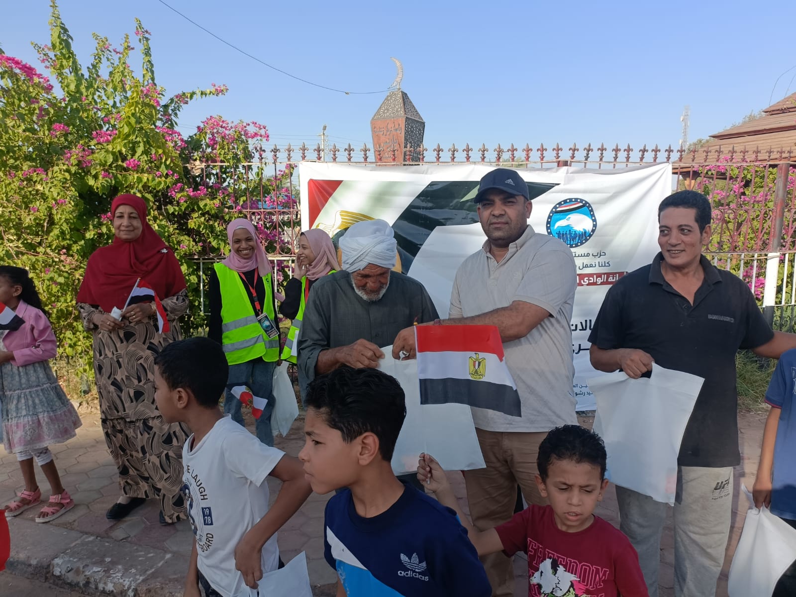 توزيع هدايا عينية وورد على المواطنين بمختلف ميادين الوادي الجديد (2)