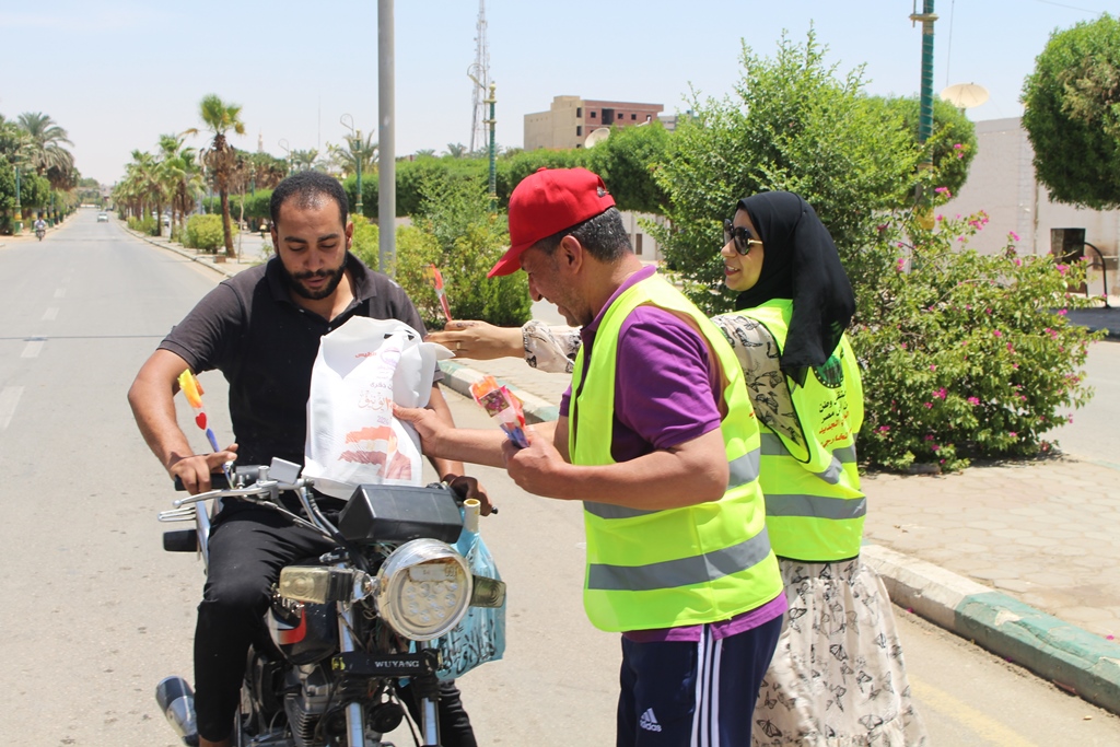 توزيع هدايا عينية وورد على المواطنين بمختلف ميادين الوادي الجديد (2)