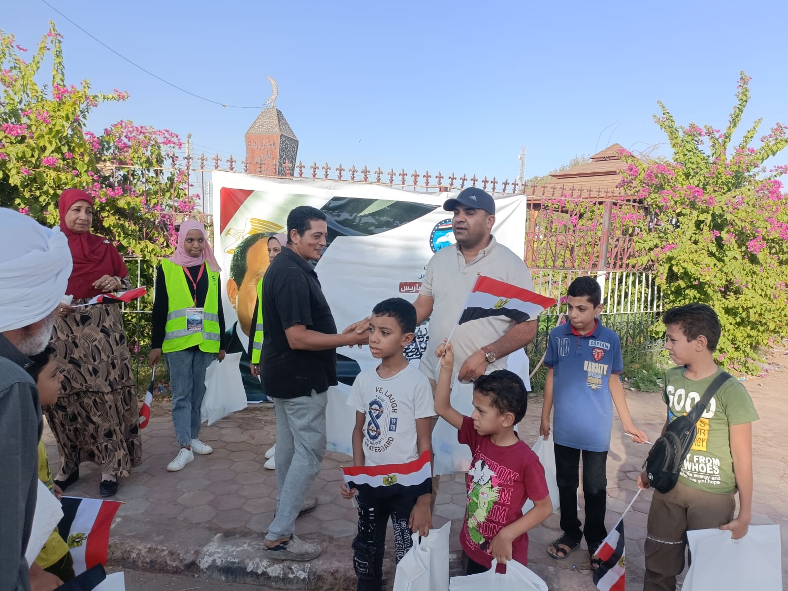 توزيع هدايا عينية وورد على المواطنين بمختلف ميادين الوادي الجديد (3)