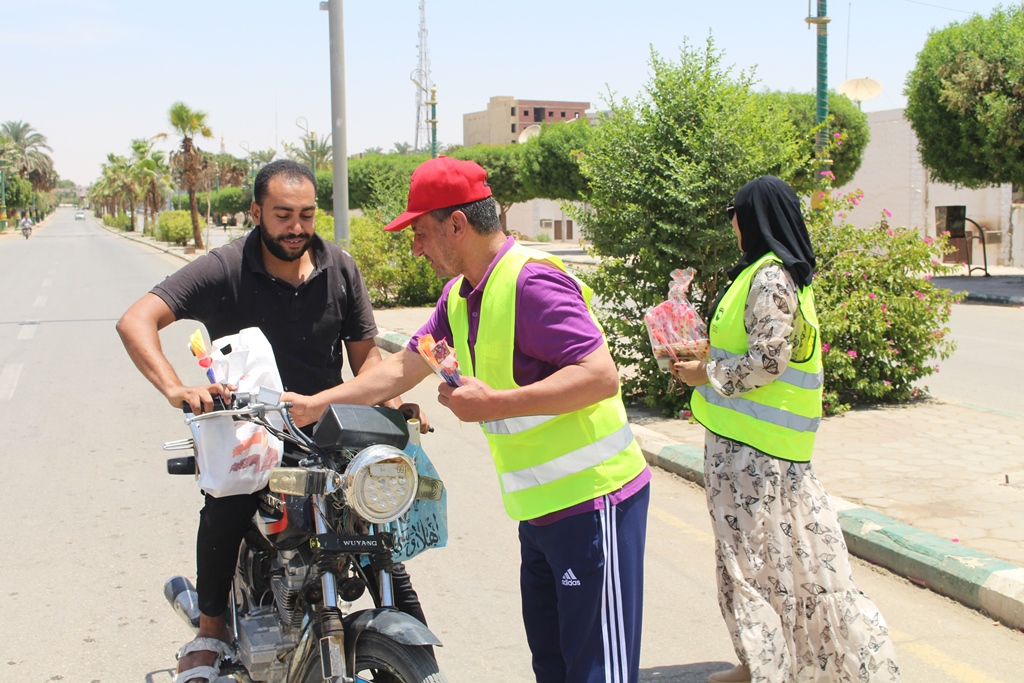 توزيع هدايا عينية وورد على المواطنين بمختلف ميادين الوادي الجديد (3)