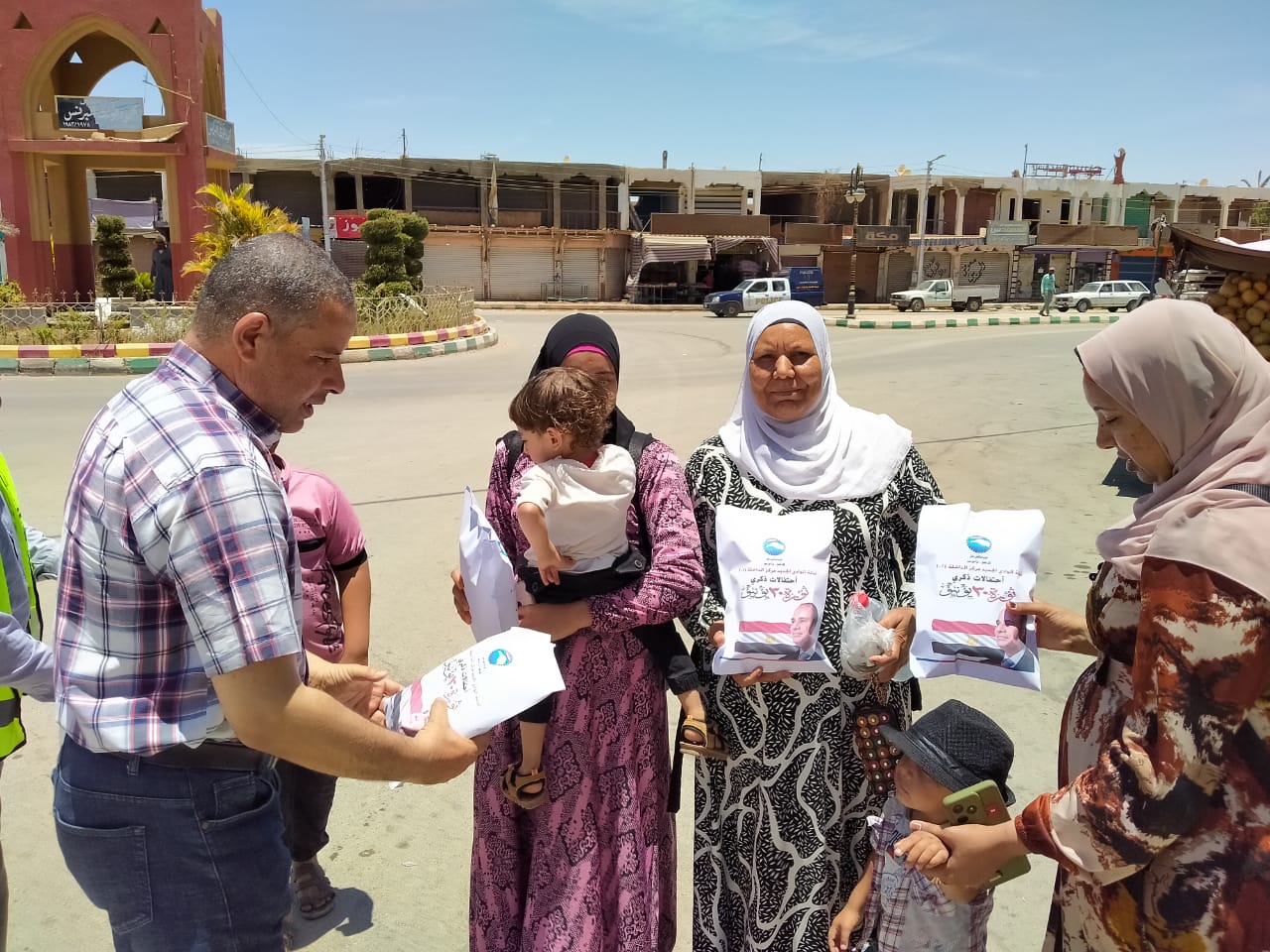 توزيع هدايا عينية وورد على المواطنين بمختلف ميادين الوادي الجديد (4)