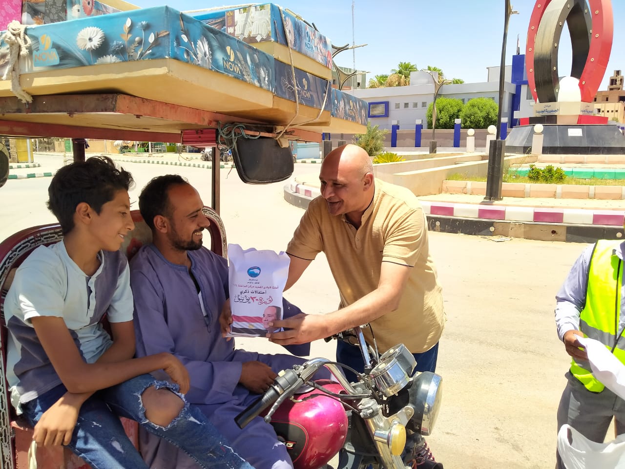 توزيع هدايا عينية وورد على المواطنين بمختلف ميادين الوادي الجديد (5)