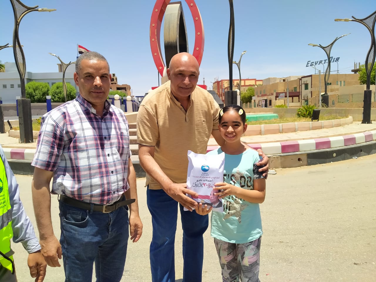 توزيع هدايا عينية وورد على المواطنين بمختلف ميادين الوادي الجديد (6)
