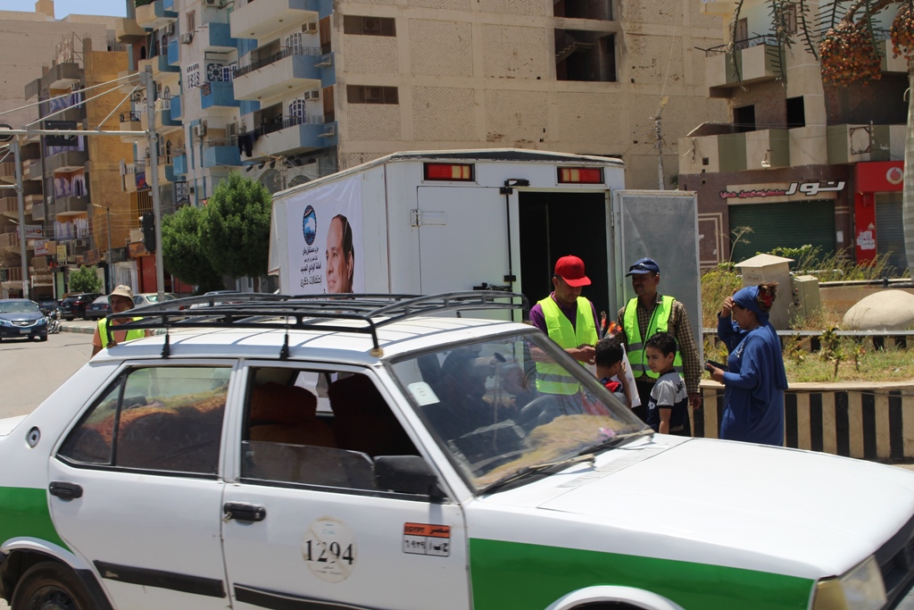 توزيع هدايا عينية وورد على المواطنين بمختلف ميادين الوادي الجديد (7)