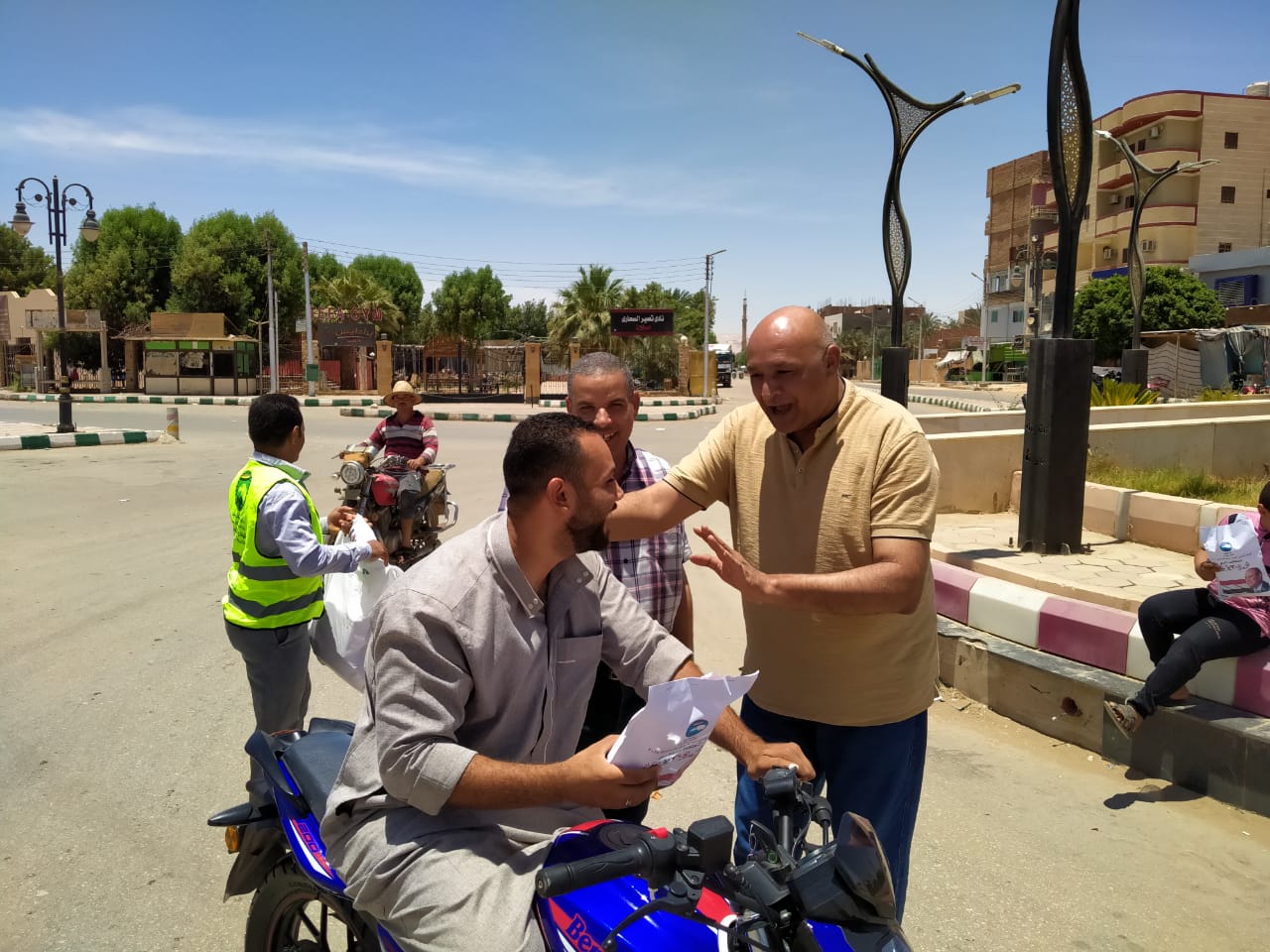 توزيع هدايا عينية وورد على المواطنين بمختلف ميادين الوادي الجديد (8)