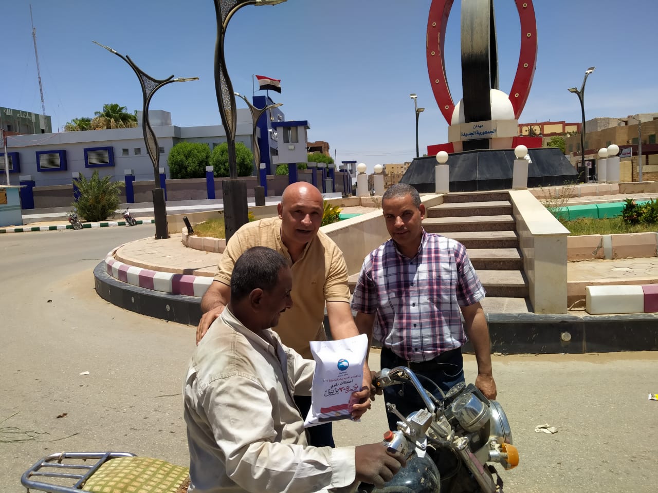 توزيع هدايا عينية وورد على المواطنين بمختلف ميادين الوادي الجديد (9)