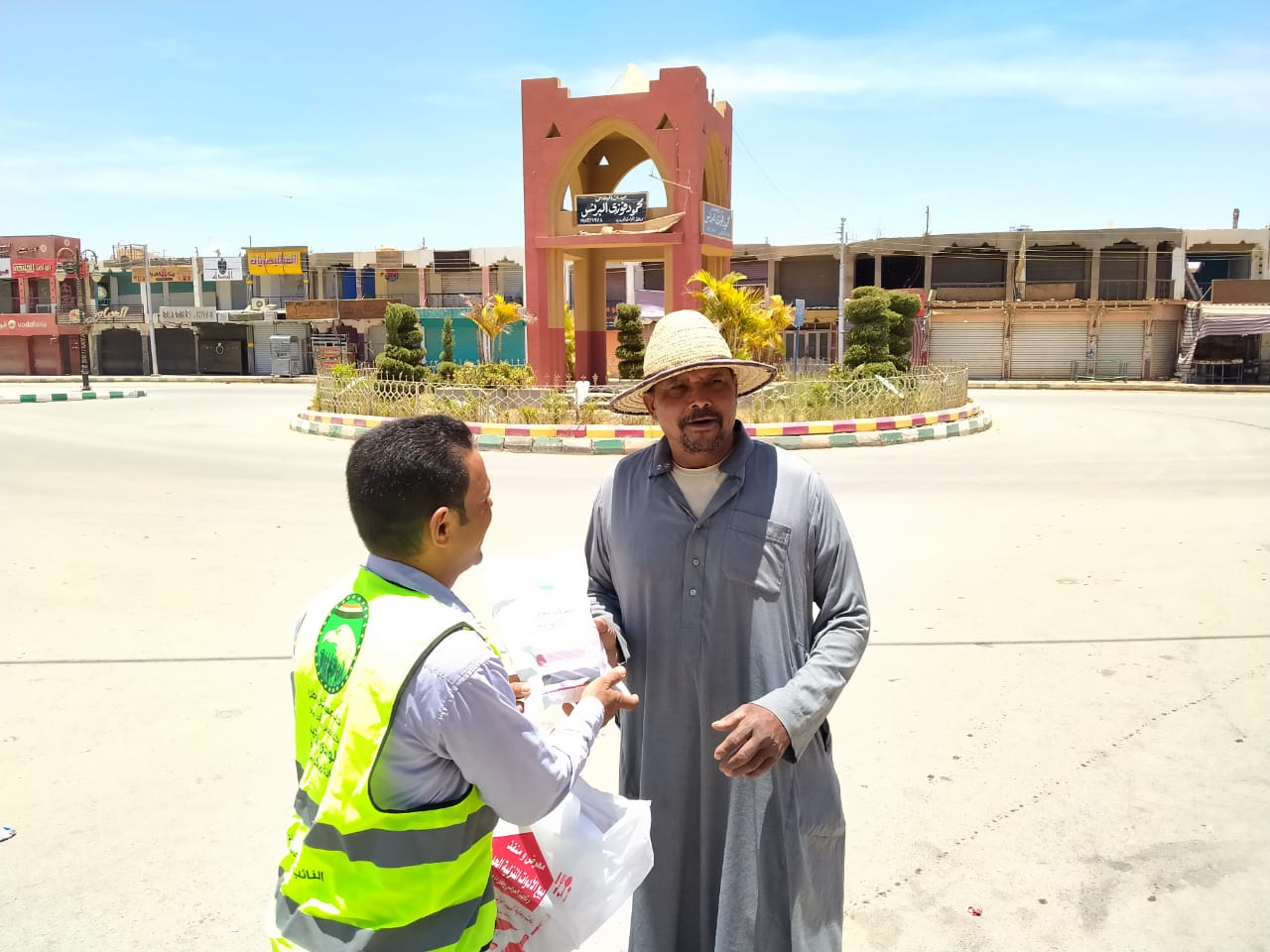توزيع هدايا عينية وورد على المواطنين بمختلف ميادين الوادي الجديد (10)