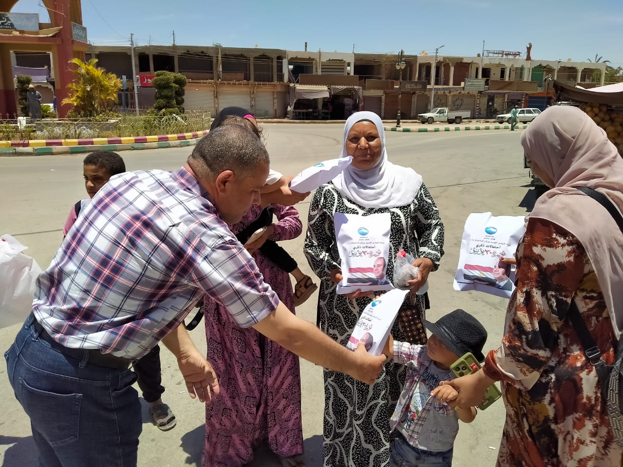 توزيع هدايا عينية وورد على المواطنين بمختلف ميادين الوادي الجديد (11)