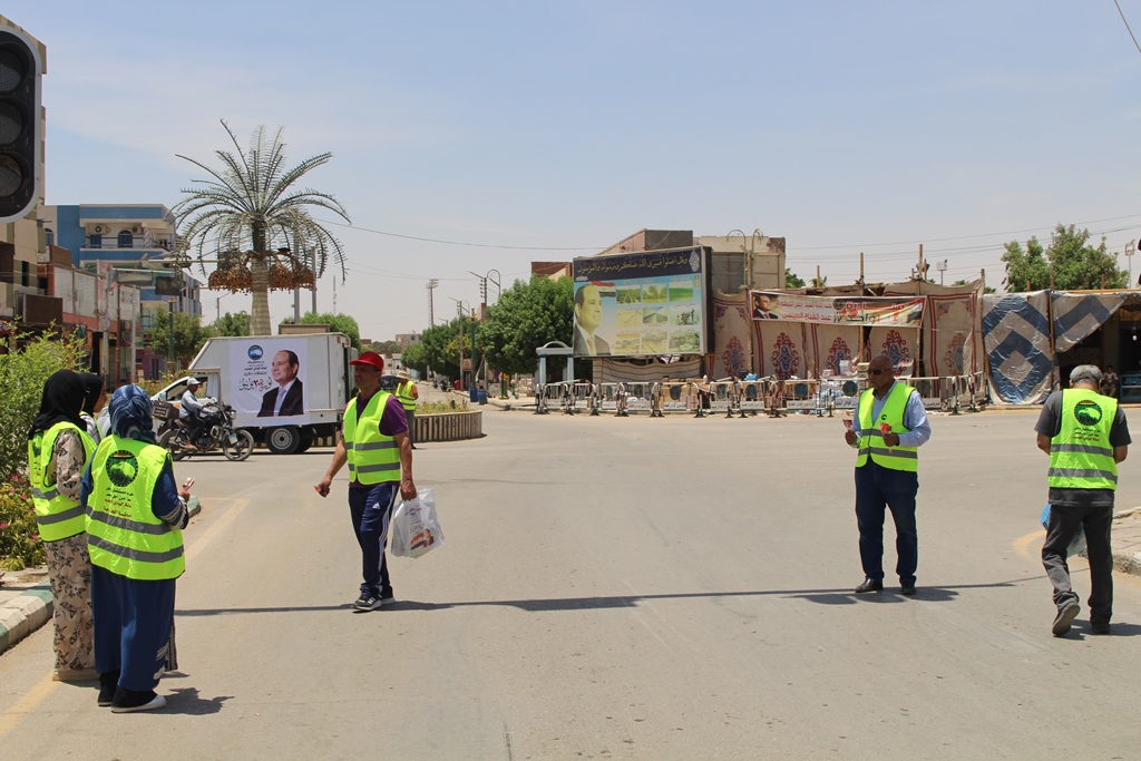 توزيع هدايا عينية وورد على المواطنين بمختلف ميادين الوادي الجديد (19)