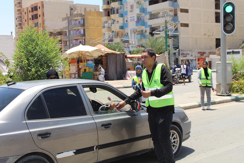 توزيع هدايا عينية وورد على المواطنين بمختلف ميادين الوادي الجديد (25)