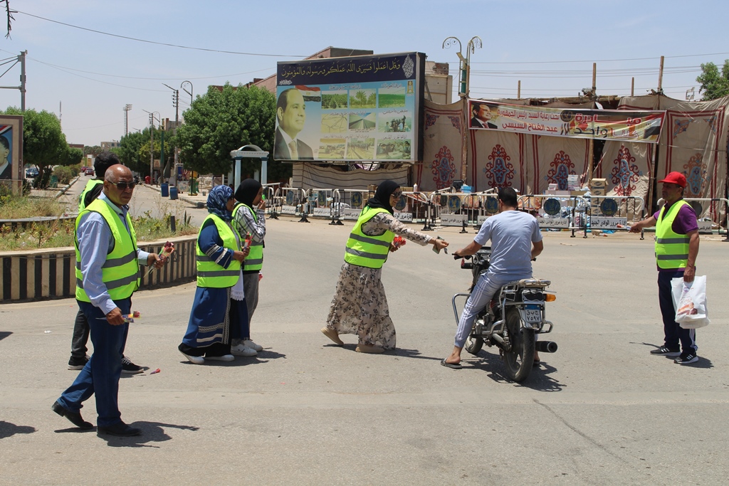 توزيع هدايا عينية وورد على المواطنين بمختلف ميادين الوادي الجديد (51)