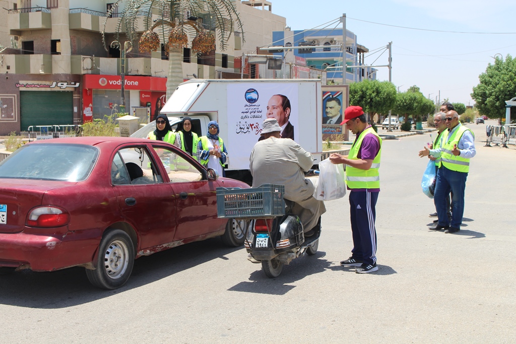 توزيع هدايا عينية وورد على المواطنين بمختلف ميادين الوادي الجديد (73)