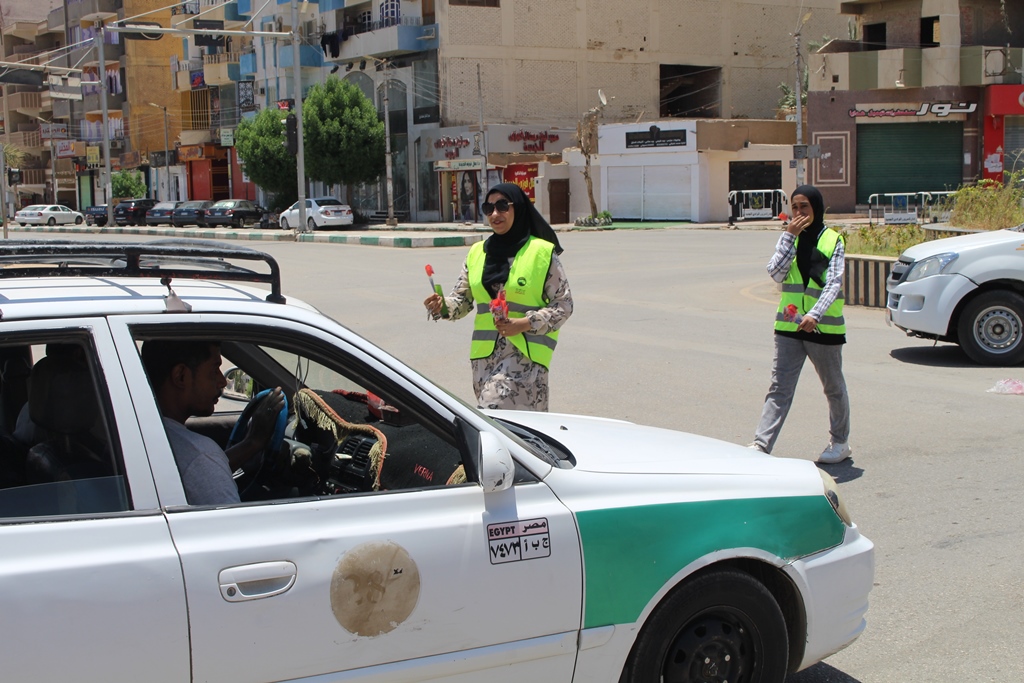 توزيع هدايا عينية وورد على المواطنين بمختلف ميادين الوادي الجديد (74)