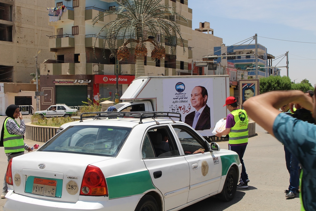 توزيع هدايا عينية وورد على المواطنين بمختلف ميادين الوادي الجديد (77)