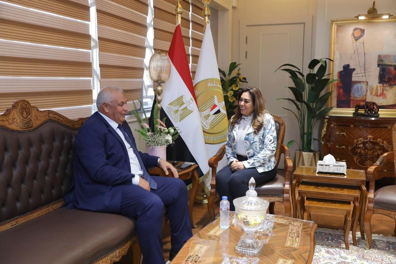وزيرة التنمية المحلية تلتقي محافظ الوادي الجديد