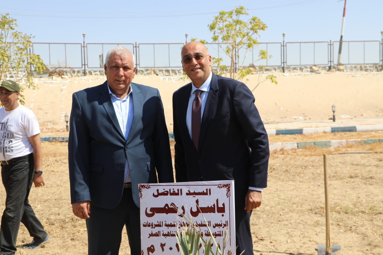 رئيس جهاز المشروعات يغرس نخلة بالوادي الجديد (1)