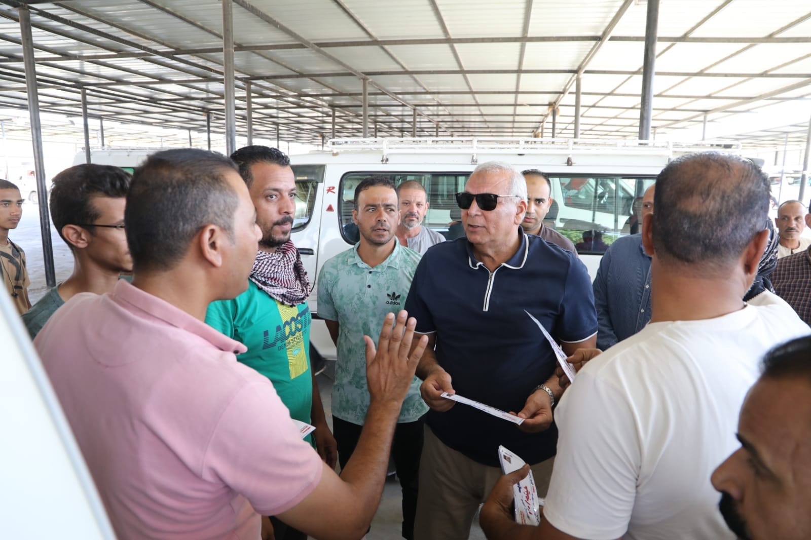 محافظ الوادي الجديد يتفقد مواقف الأجرة بالخارجة (1)