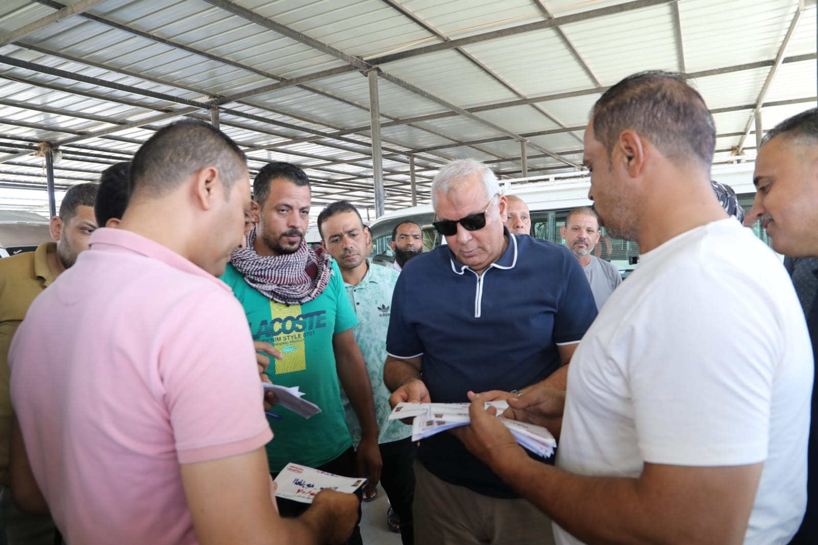 محافظ الوادي الجديد يتفقد مواقف الأجرة بالخارجة (4)