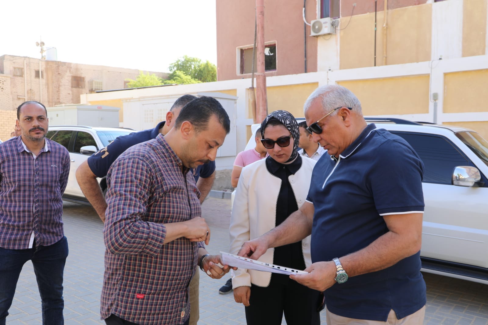 محافظ الوادي الجديد يتفقد تطوير الأحياء الشعبية بمدينة الخارجو (2)