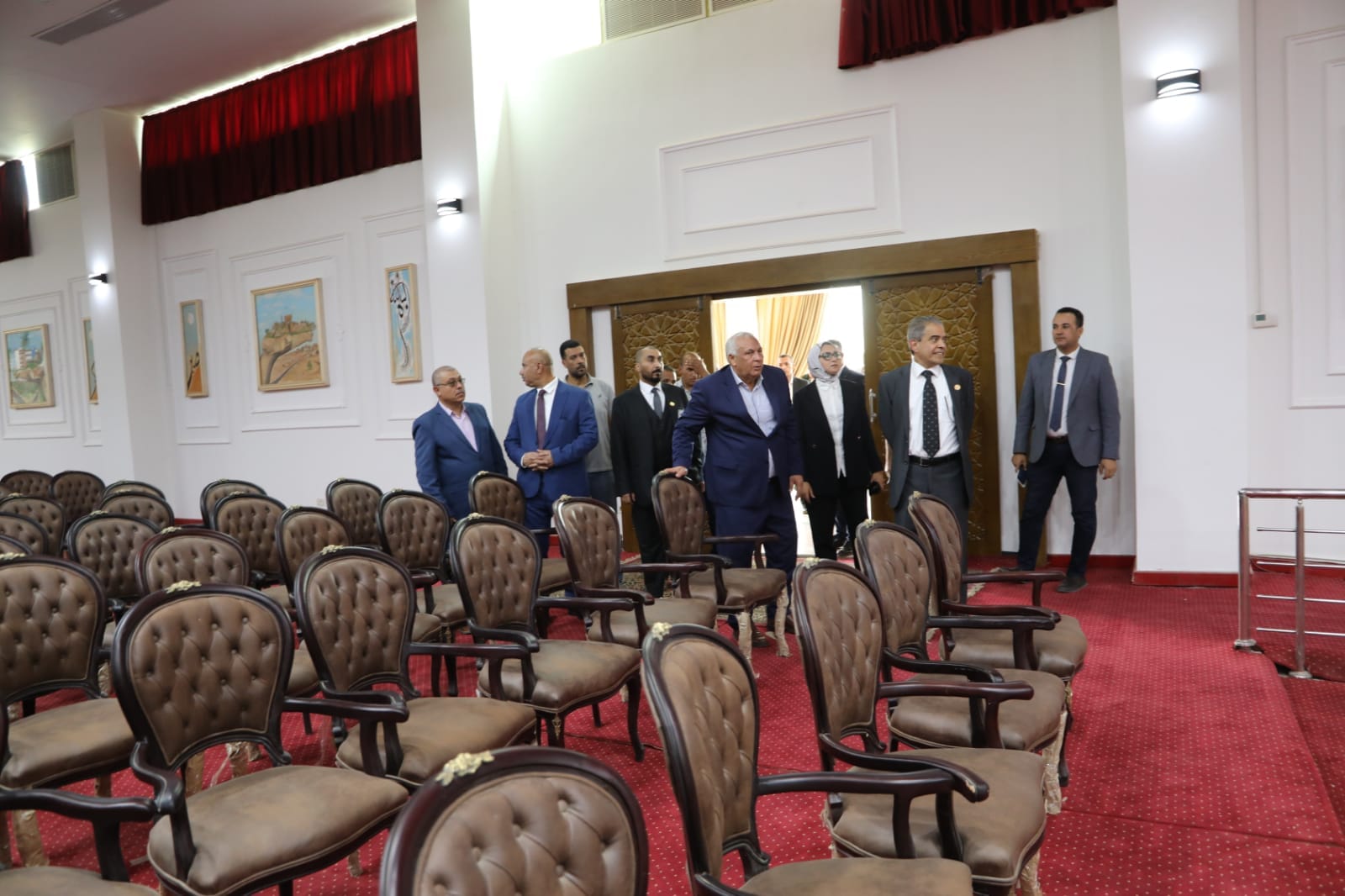 جانب من زيارة مدير مجلس التمور للوادي الجديد (4)