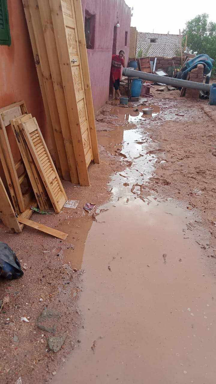 غرق منازل المواطنين بقري الاربعين بسبب مياه الأمطار الغزيرة بالوادي الجديد (10)