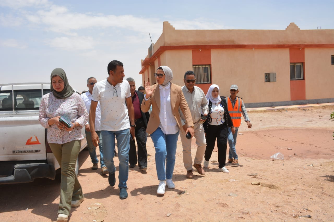 قافلة غذائية وجولة تفقدية لنائبة محافظ الوادي الجديد للقرى المضارة من الامطار (5)