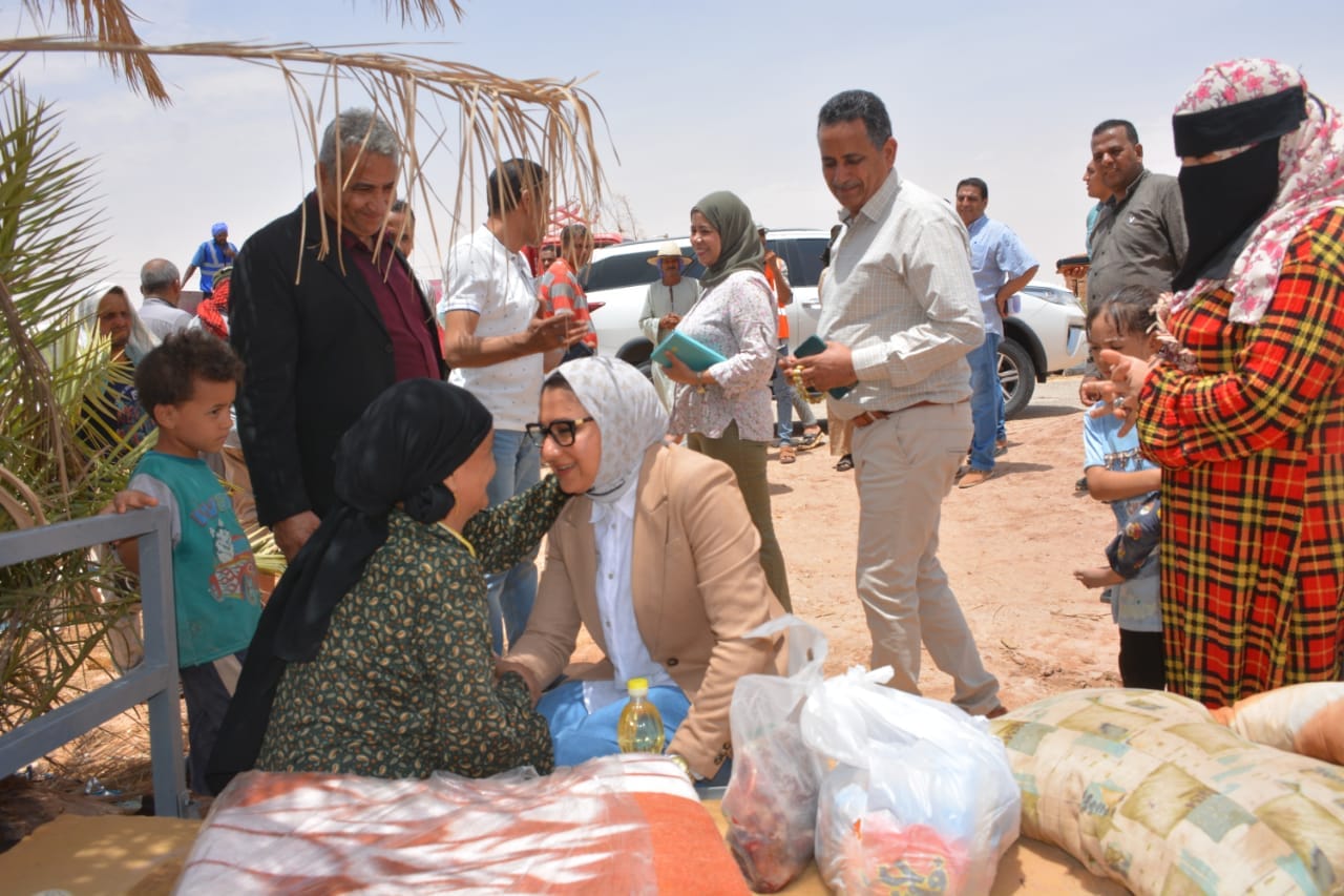 قافلة غذائية وجولة تفقدية لنائبة محافظ الوادي الجديد للقرى المضارة من الامطار (6)