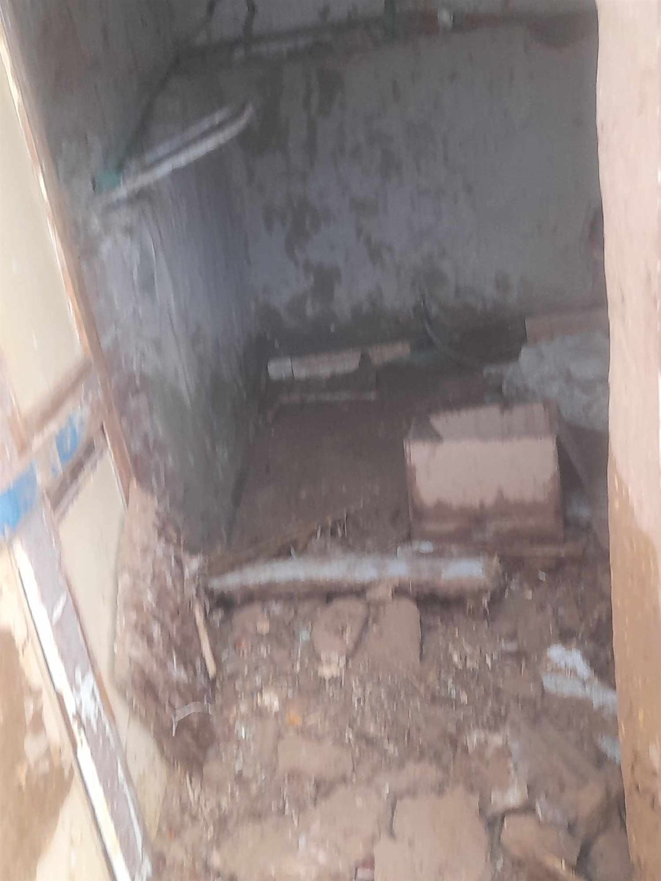 سقوط أعمدة إنارة وتضرر منازل بمركز باريس بسبب الأامطار (1)