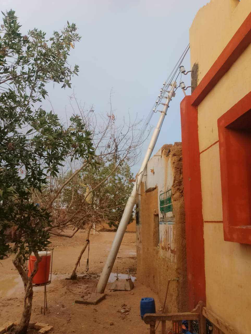 سقوط أعمدة إنارة وتضرر منازل بمركز باريس بسبب الأامطار (4)