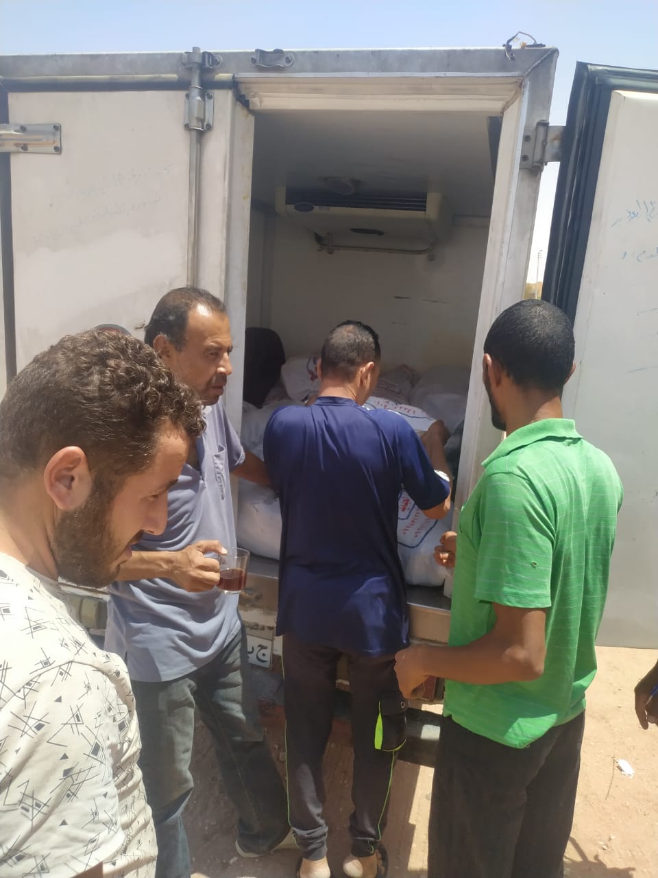 توزيع نصف طن دواجن مجانا على أهالي القري المتضررة من الأمطار بالوادي الجديد (1)