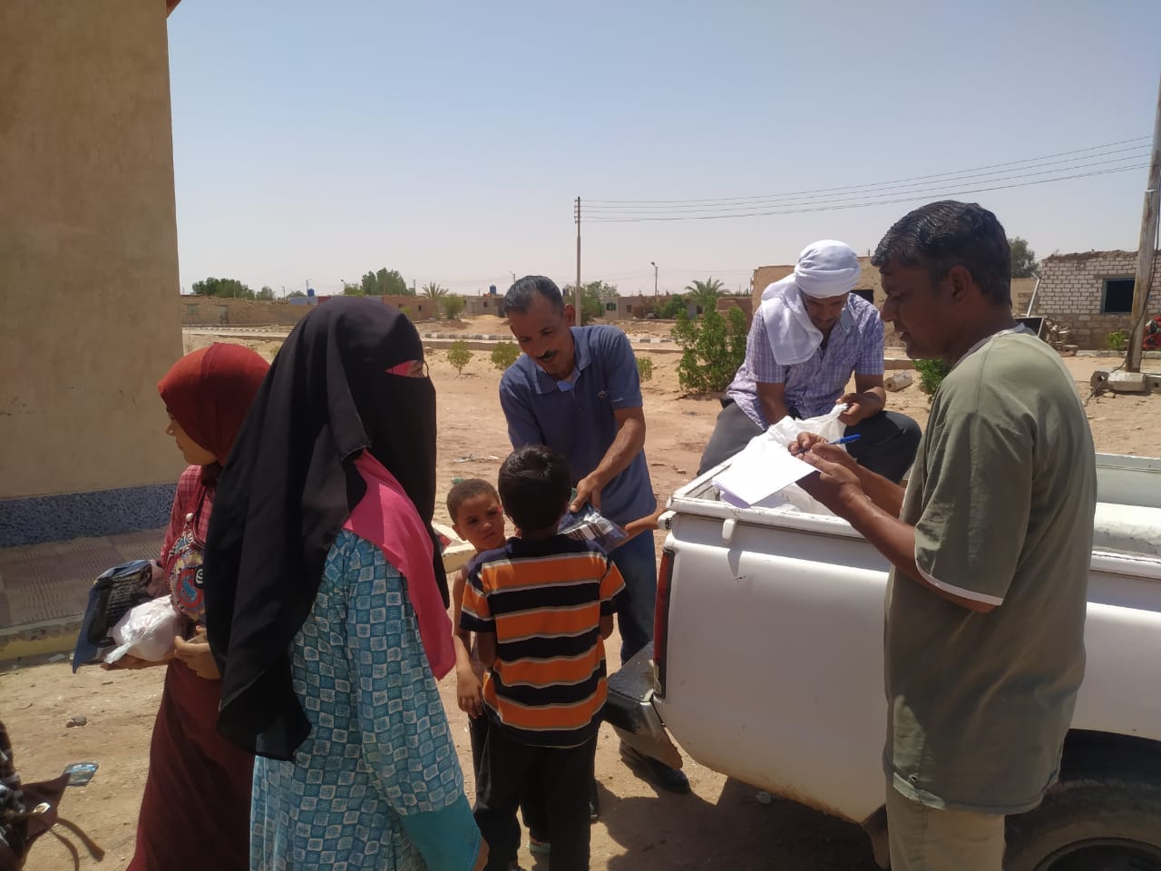توزيع نصف طن دواجن مجانا على أهالي القري المتضررة من الأمطار بالوادي الجديد (2)