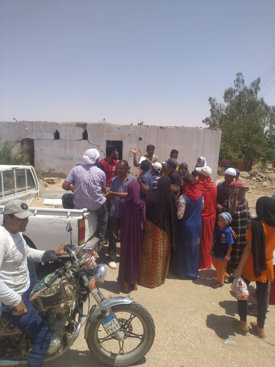 توزيع نصف طن دواجن مجانا على أهالي القري المتضررة من الأمطار بالوادي الجديد (3)