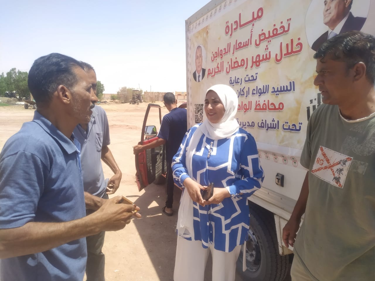 توزيع نصف طن دواجن مجانا على أهالي القري المتضررة من الأمطار بالوادي الجديد (5)