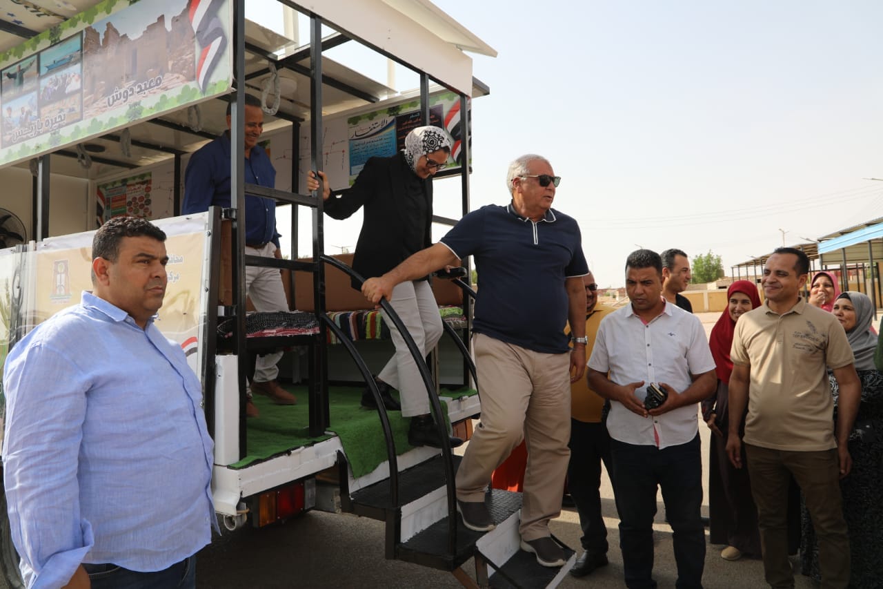 تشغيل خط نقل ركاب بالطاقة الشمسية بالوادي الجديد (1)